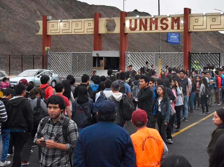 Estudiantes de San Marcos se amanecen para recibir desayuno y almuerzo especial por navidad [VIDEO]